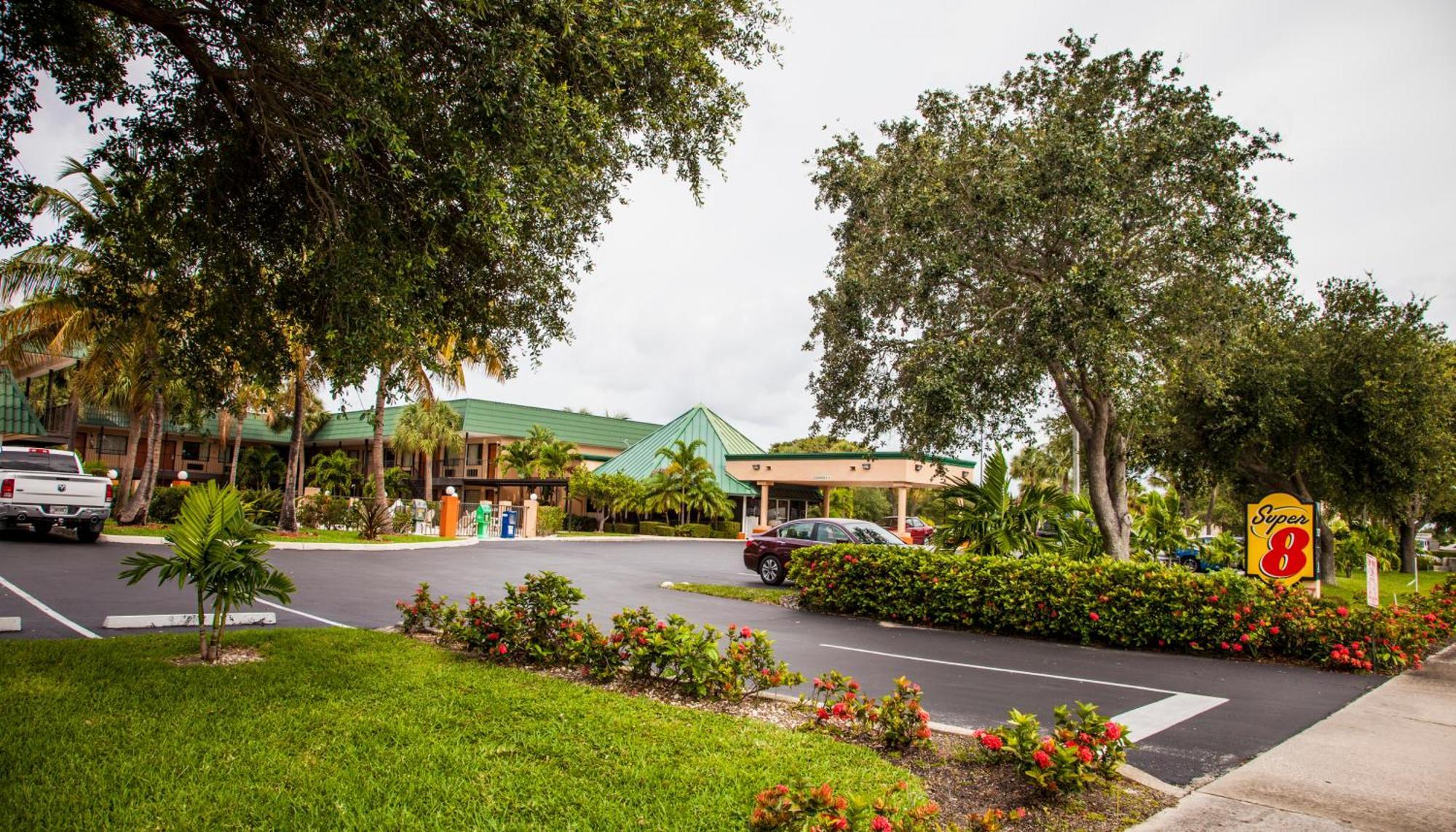 Super 8 By Wyndham North Palm Beach Dış mekan fotoğraf